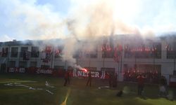 Eskişehirspor taraftarından takıma meşaleli moral desteği