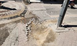 Kaldırım taşları zarar gördü, yayalar zor anlar yaşıyor