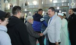 Vali Yılmaz bayram namazını vatandaşlarla birlikte kıldı
