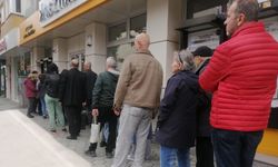 Bayram öncesi Eskişehir'de banka önlerinde kuyruk