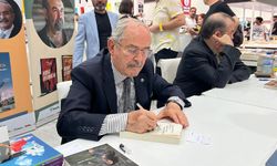 Eskişehir Kitap Fuarı'nda Büyükerşen kendi kitabını imzaladı