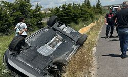 Eskişehir yolunda korkutan kaza: 2 araç refüje düştü
