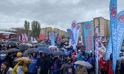 Eskişehir'de 1 Mayıs'ta yağmura rağmen meydan doldu taştı