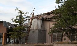 Eskişehir'de camiyi yıldırım vurdu: Minare yıkıldı