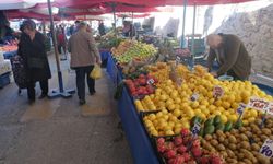 Eskişehir'de pazarları soğuk ve yağmur vurdu