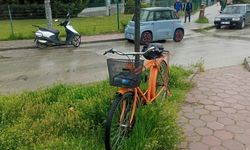 Eskişehir'de direğe bağlanan bisiklet dikkat çekti
