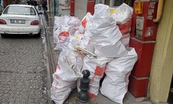 Çuvallar kaldırım kenarında birikti