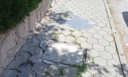 Kaldırımdaki çökme geçişi zorlaştırıyor