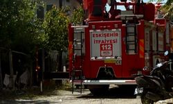 Eskişehir'in ilçesinde yangın paniği: Alevler binayı sardı