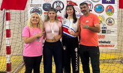 Başarılı sporcular birinci olup alkış aldı
