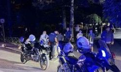 Parkta oturup alkol alan 3 kişi birbirine girdi