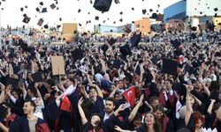 Anadolu Üniversitesi'nde 5 bin 500 öğrenci kep attı