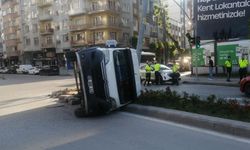 Eskişehir'de kavşakta servis kazası: Elektrik direği devrildi
