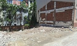 Eskişehir'de yıkılan metruk binanın molozları dikkat çekiyor