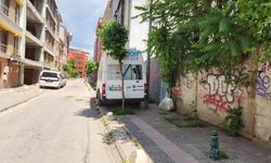 Kaldırıma park eden araçlar yayaları zorluyor