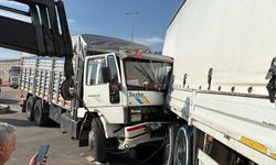 Eskişehir'de kamyonlar çarpıştı: Bir sürücü kabinde sıkıştı