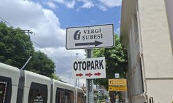 Eskişehir'de resmi levhanın altında dikkat çeken yazı