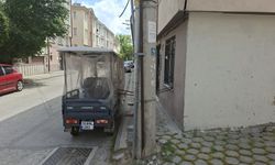 Eskişehir'de pencereye kilitlenen araç tepki çekti