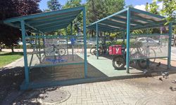Bisiklet parkına park edilen motor tepki çekti