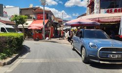 Yol kenarına park edilen araçlar trafiği zorluyor