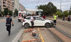 Eskişehir'de feci kaza: Otomobil tramvay yoluna savruldu!