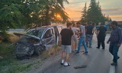 Eskişehir'de hafif ticari araç traktörle çarpıştı: 2 yaralı