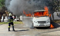 Park halindeki araç alev topuna döndü! Yangın 2 araca daha sıçradı