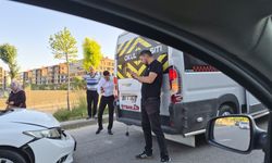 Eskişehir'de servis aracına arkadan çarptı, kazayı hasarla atlattılar