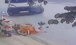 Eskişehir'de u dönüşü kazası kamerada: Minibüs motosiklete çarptı