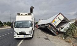 Eskişehir'de et yüklü tır şarampole devrildi