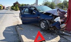 Eskişehir'de faciadan dönüldü: Otomobil akaryakıt istasyonuna daldı