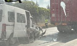 Eskişehir'de kaza: Minibüs hurdaya döndü, sürücü içinde sıkıştı