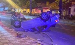 Bilecik'te refüje çarpan otomobil ters döndü!