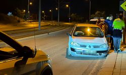Virajı alamayan otomobil tramvay yolunu aşıp karşı şeride savruldu