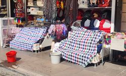 Esnaf, sıcağa karşı ürünlerini bezle koruyor