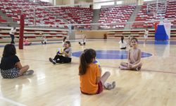 Voleybolu temelden öğreniyorlar