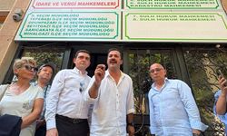 Yalaz'dan veda: CHP İl Başkanlığı anahtarını İl Seçim Kurulu kapısına astı