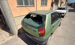 Eskişehir'de elektrik direğinden koptu, camını tuzla buz etti!