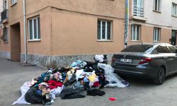 Eskişehir’de sokak kıyafet yığınına teslim oldu: Vatandaş isyan etti