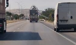 Afyon’da kamyon yön tabelalarını yıktı: O anlar kamerada