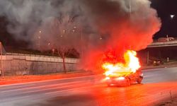 Eskişehir'de alev topuna dönen araç kül oldu: Sürücü zor kurtuldu