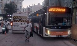 Eskişehir'de hatalı park trafiği kilitledi: Otobüs yolda kaldı