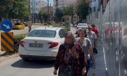 Eskişehir'de kaldırım kapandı, yayalar trafiğe indi