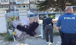 Eskişehir'de okul önündeki çöpten silah çıktı: Polis alarma geçti