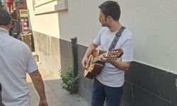 Eskişehir'de sokak müzisyeninden mini konser