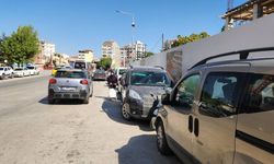 Eskişehir'de vatandaşlar araçların arasında kaldı