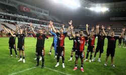 Maç sonu taraftara gittiler