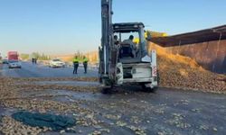 Emirdağ'da tır devrildi, 30 ton patates yola saçıldı