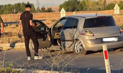 Eskişehir’de kavşakta iki araç çarpıştı
