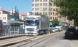 Eskişehir’de tır krizi! Tramvay güzergahında uzun kuyruk oluştu